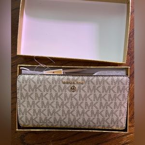BNIB Michael Kors Jet Set wallet